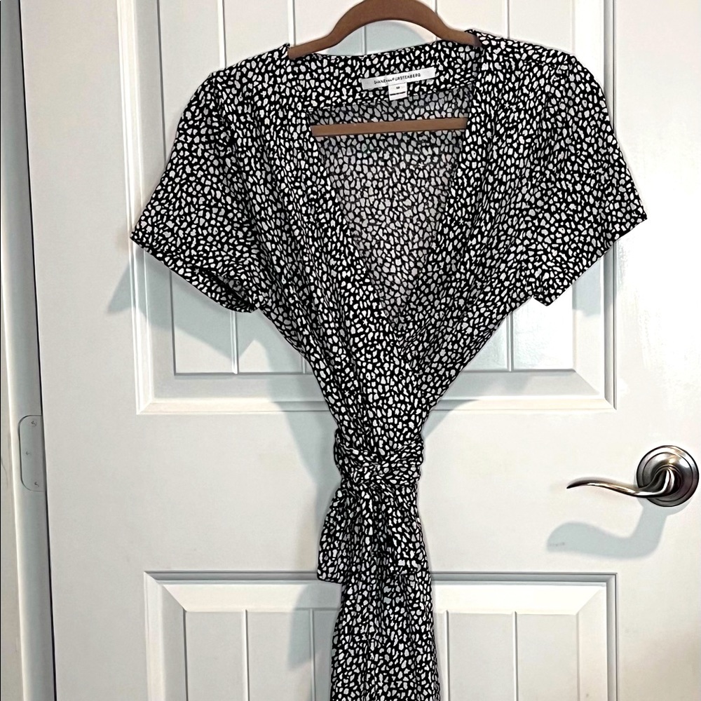 Black & white DVF wrap dress